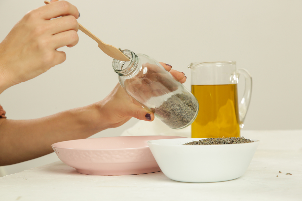 Hausgemachte Kosmetik mit infundiertem Lavendel-Öl durch den Mazerationsprozess
