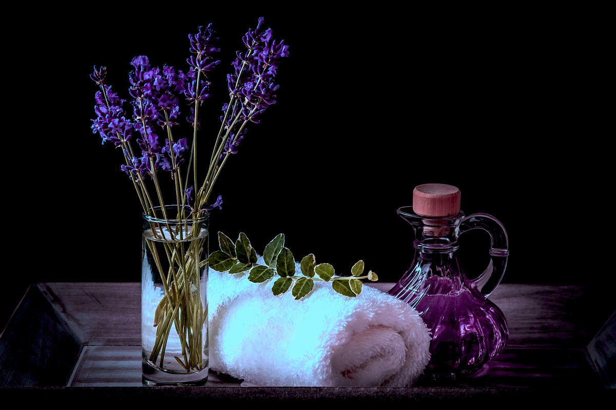 In der Aromatherapie kommt Lavendel als ätherisches Lavendelöl zum Einsatz