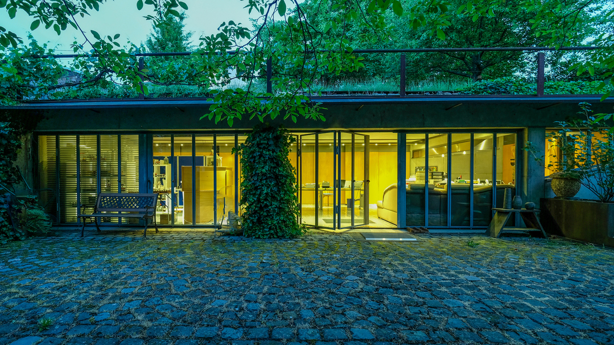 Das 'Loft am Eisenhaus' am Abend: Ein neues Zentrum der Duftkunst in Arzbach