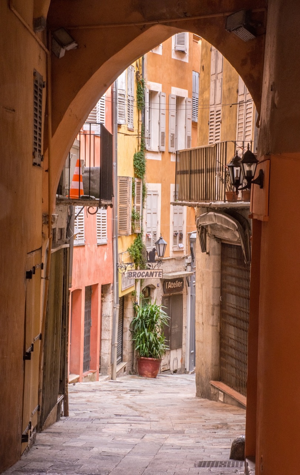 Ein malerischer Blick durch die schmalen Gassen von Grasse