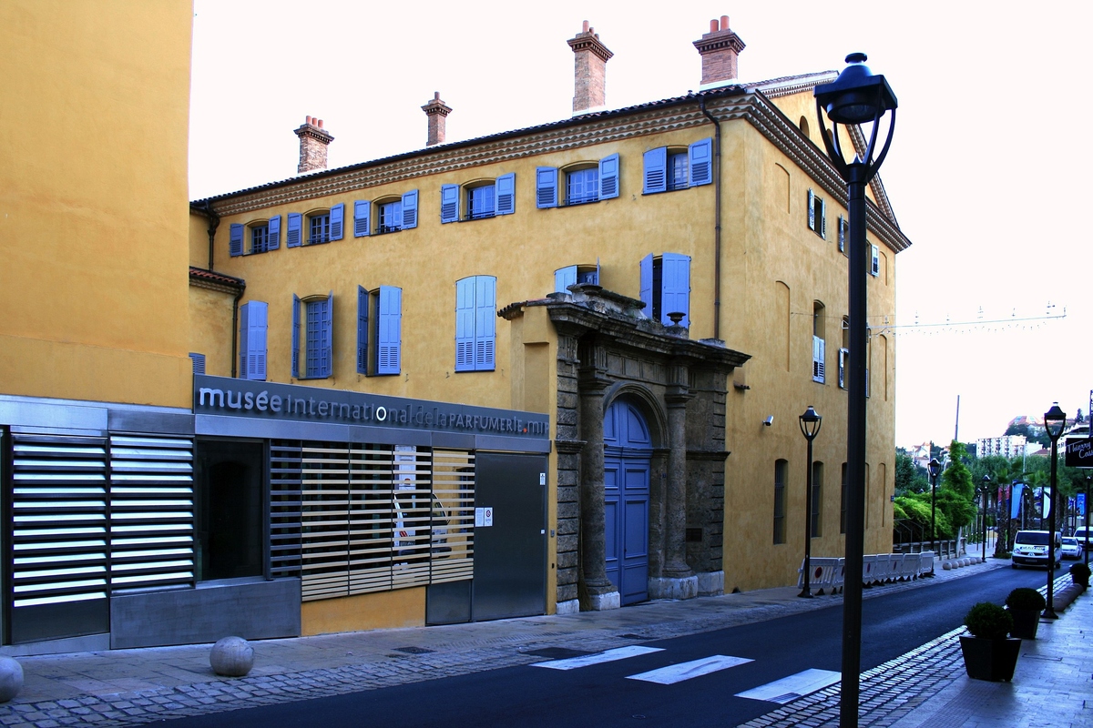 Der Eingang des Museums vereint moderne und historische Architektur